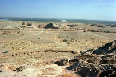 Kilátás a Zigguratra, amelyet Untash-Gal elaminte király (Kr. e. 1265-46) épített (fotó)