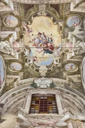 Kilátás a boltozatra a Teatini szoba freskóival, Chiesa di San Vincenzo, Piacenza, Emilia-Romagna, Olaszország (fotó)