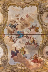 Kilátás a boltozatra a Teatini szoba freskóival, Chiesa di San Vincenzo, Piacenza, Emilia-Romagna, Olaszország (fotó)