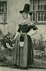 Wales. Méltóságteljes idős walesi hölgy, aki rendíthetetlenül ragaszkodik a nemzeti viselethez. 1920