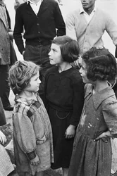 Fiatal lányok állásra várnak, Qualiano, Nápoly, Campania, Olaszország