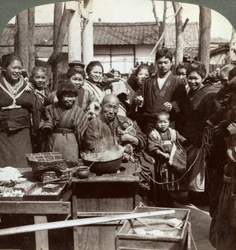 Egy utcai előadó egy majommal, aki a tömeget szórakoztatja, Kobe, Japán, 1896.