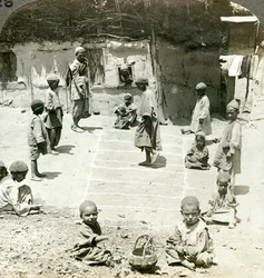 Gyerekek komlót játszanak, Kasmír, India, 1900-as évek.