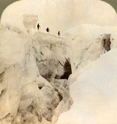 Mt. Blanc leereszkedése – hatalmas hasadékok a csúcs közelében, Alpok, 1901.