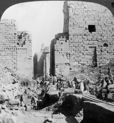 A karnaki templomhoz vezető sugárút feltárása, Théba, Egyiptom, 1905.