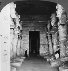 Abu Simbel sziklába vájt templomának belseje, Egyiptom, 1905.