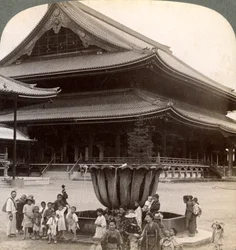 Higashi Hongan-ji, Japán legnagyobb buddhista templomának fő homlokzata, Kiotó, 1904.