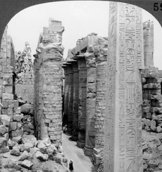 A nagyterem középső folyosója és az I. Thutmosis obeliszk, karnaki templom, Théba, Egyiptom, 1905.