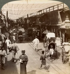 Nyári forgalom Shijo Bashidori napellenzői alatt, egy forgalmas kiotói főút, Japán, 1904
