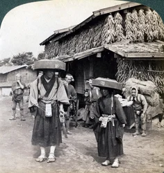Zarándok koldusok kis gongokat verve a Kawaguchi-tó közelében, Japán, 1904