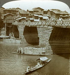 Furcsa híd és házak, Nap városa, Kasmír, India, 1900-as évek.