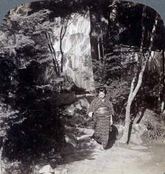 Egy vízesés fröccsenő vize Yumotóban, Japánban, 1904.