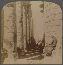A nagy Hypostyle Hall híres oszlopcsarnoka a karnaki templomban, Théba, Egyiptom, 1897.