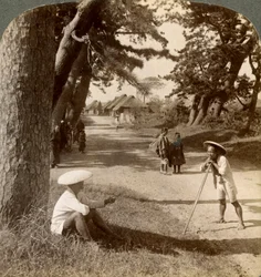 Utazók pihennek a fenyők alatt Suzukawánál, a Tokióból Kiotóba vezető régi postaúton, Japánban, 1904.