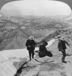 Kilátás a felhőkből Pihenjen a Tenaya-tó felett a távoli Matterhornra, Kalifornia, USA, 1902