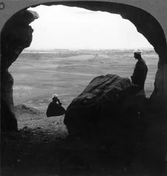 El Kab fallal körülvett városa, egy sziklában lévő sír ajtajából nézve, Egyiptom, 1905.