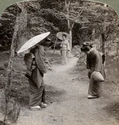 Nők a Kinkaku-ji templom kertjében, Kyoto, Japán, 1904.