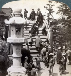 Az imádók átkelnek a félkör alakú hídon túl a Kameido templom felé, észak felé néznek, Tokió, Japán,