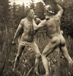 Harci póz római sisakkal, 1910 körül (szépia fotó)