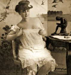 Fiatal nő csipkés ruhát jelenít meg, 1900 körül