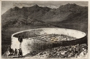 Guebra (vagy zoroasztriánus) temető Teherán (Irán) közelében, nagy torony alakú, 60 méter kerületű és 5 méter magas; a belső rész maconnált dobozokban van elrendezve, mindegyik bejáratként szolgál a boltozatokba, vagy csontokat raknak le
