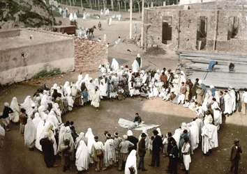 Arab zsonglőrök Algírban. Photochrome v. 1895.