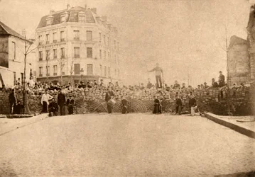 Barikád Menilamount magaslatán, Párizs, 1871. március