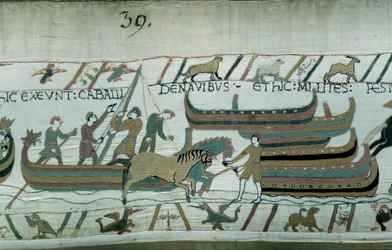 Meghódítsa Angliát Normandia hercege, Hódító Vilmos (1027-1087) által 1066-ban: Norman hajók hajóznak az angol partokon. A ló húzza a csónakot a folyosón. Részlet a Bayeux-i kárpitról vagy Mathilde királynő hímzéséről