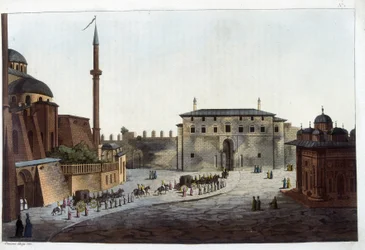 Konstantinápoly: Serail ajtaja. Nagy Soliman volt az első, aki az egész udvarát és a háremet oda vitte, kivéve azokat, akik az elődeivel együtt éltek. In „” Le costume ancien et moderne