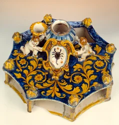 Nyolcrészes, majolikából készült írószerkészlet sötétkék, sárga és halványzöld színekben. 1560-1570, Écouen, Nemzeti Reneszánsz Múzeum