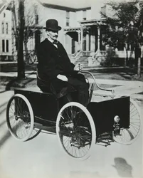 Henri Ford 1896-ban vezette első benzines autóját Detroit utcáira (lánchajtású négykerekű), Privee Collection