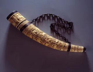 Ivory Oliver ezüstre szerelt. 1050-1100. Párizs, Louvre Múzeum