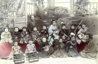 Japán gyerekek zenélnek, 19. század vége