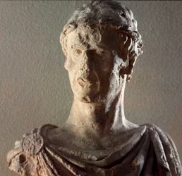 II. Frigyes Hohenstaufen császár (1194-1250) mészkőből készült mellszobra 1245-1250. Barletta, Museo Civico