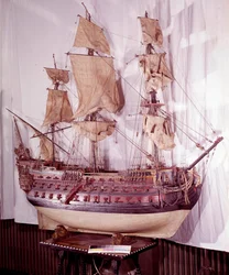 Katonai haditengerészet: miniatűr hajómodell három fedélzeten, 92 fegyverből álló fegyver. 17. század. Madrid, Armee Múzeum