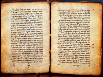 A „Peschitta” szír nyelvű biblia lapjai, amelyeket a héberek emésztettek fel. Szír egyház