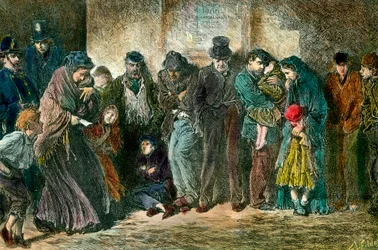 Szegénység Londonban egy menedékhely ajtajánál. Szegény és éhes családok állnak sorban egy otthon előtt. 1869-es metszet. Magángyűjtemény