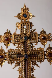 Ereklyetartó kereszt. Fémkovácsolás ékszerekkel. Eredeti apátság (Saint-Amand Tournai, ex-Elnone. XVI. század. A kereszt részlete.