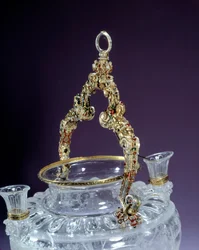 Hegyikristály váza fogantyúja a Noe részegségét jelképezi. 1550 Párizs környékén. Louvre múzeum