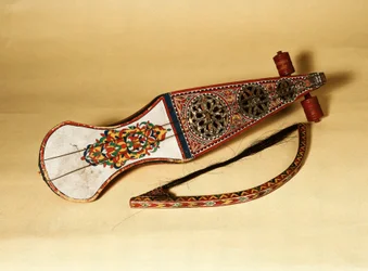 Vonós hangszer; rabab (rubab, robab, rebab, rubob, rawap). Észak-Afrikából származik