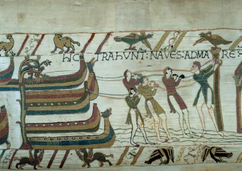 Anglia meghódítása Hódító Vilmos normandiai herceg (1027-1087) serege által: alig épült hajókat bocsátanak a tengerre Részlet a Bayeux-i kárpitról vagy Mathilde királynő hímzéséről