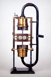 Hermann Ludwig Ferdinand von Helmholtz (1821-1894), német fizikus és fiziológus „kettős sziréna”, aki alaposan tanulmányozta a hallás mechanizmusait.