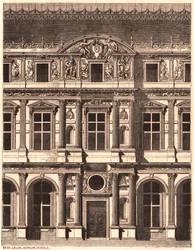 Kilátás a Louvre udvarának elülső részének egy részére, Párizs, Franciaország