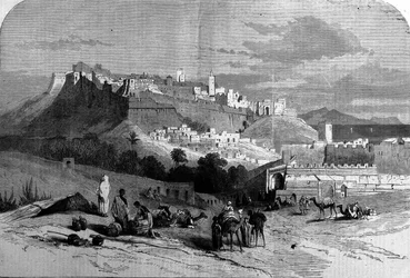Kilátás a megerősített Tanger városra és a tengerpartra, Marokkó. Metszet 1868-ból.
