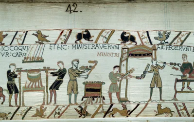 Anglia meghódítása Normandia hercege, Hódító Vilmos (1027-1087) által 1066-ban: a herceg lakomájának és páncéljának előkészítése a hastingsi csata előtt, a hússültek, a szolgák elkészítik a baromfit A Bayeux-i kárpit részlete o