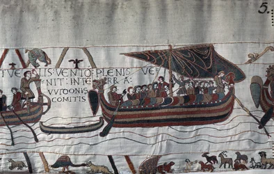 Harold II (1022-1066) hajója a vihar által eltérített Ponthieu partján rekedt – Bayeux Tapestry, Mathilde királynő hímzéseként ismert.