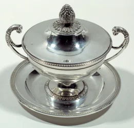 Ezüst csésze fenyőtoboz tetejével. 1789-1809. Néz. Nemzeti Reneszánsz Múzeum