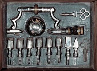 Trepan, sebészeti szerszám (fúró) tartozékokkal. 1768 Párizs, Orvostörténeti Múzeum