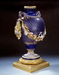 Haluszonyos váza keményporcelánból. 1765-1770 körül. Párizs, Louvre Múzeum