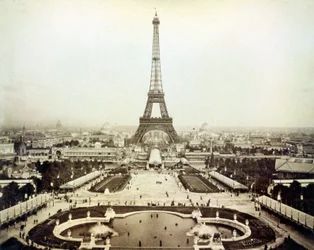 Kilátás az 1889-es párizsi egyetemes kiállításra és az Eiffel-toronyra.